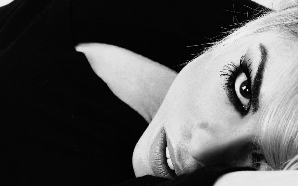 Девушка подмигивает глазом