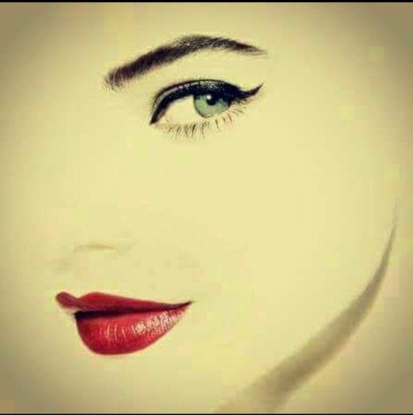 Девушка подмигивает глазом