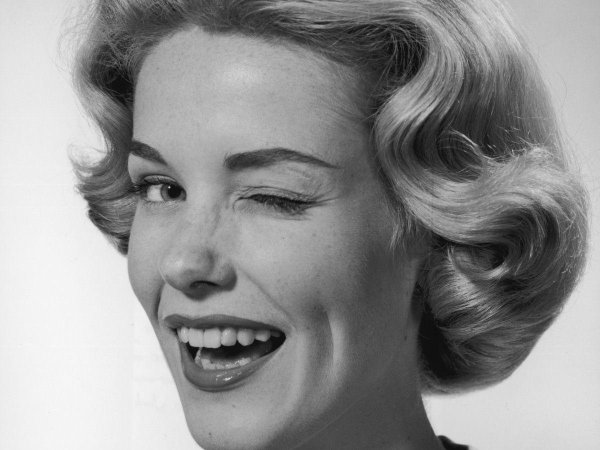 Девушка подмигивает глазом