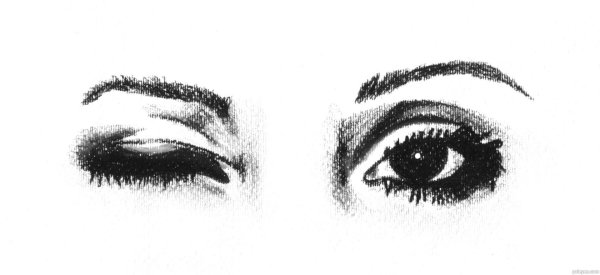 Девушка подмигивает глазом