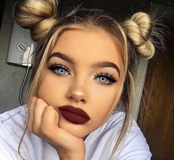 Девушка подмигивает глазом