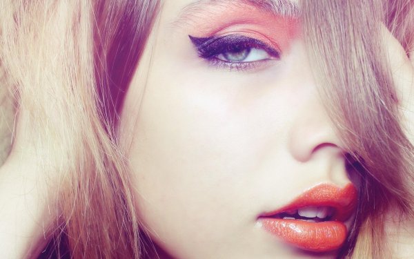 Девушка подмигивает глазом