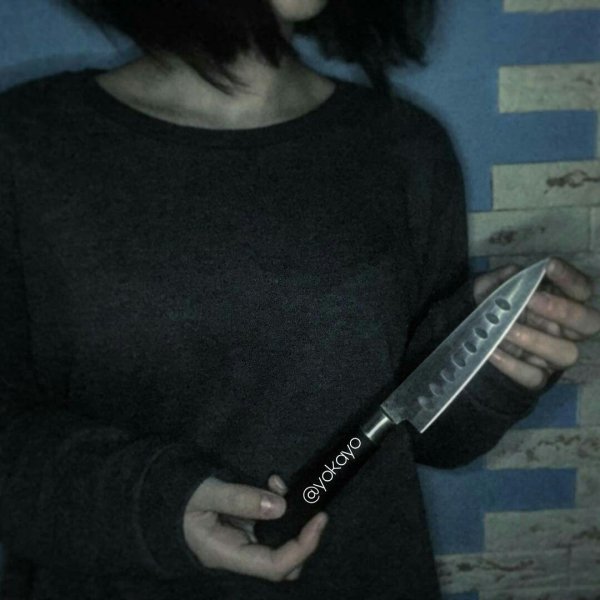 Девушка с ножом