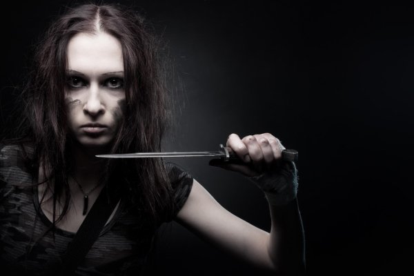 Девушка с ножом