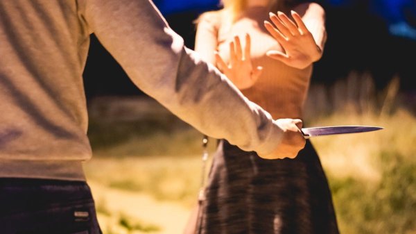 Девушка с ножом