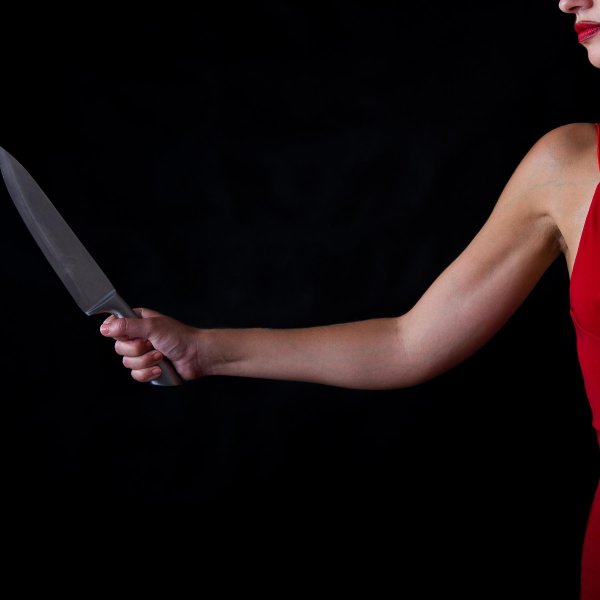 Девушка с ножом