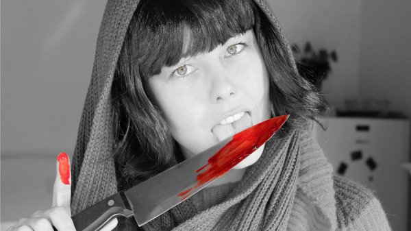 Девушка с ножом