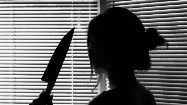 Девушка с ножом