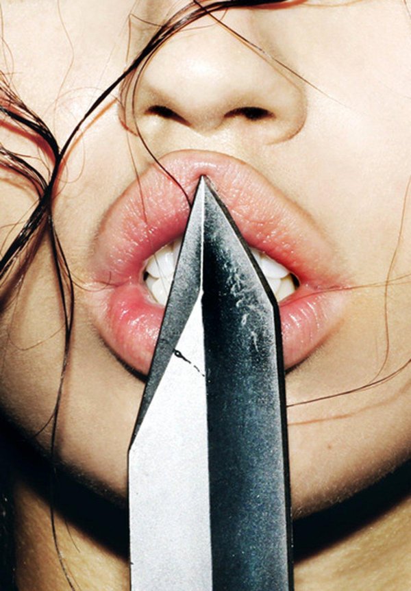 Девушка с ножом