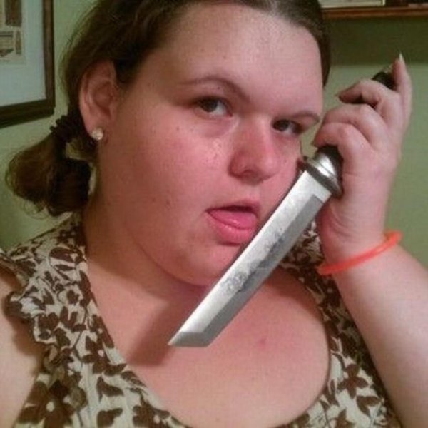 Девушка с ножом