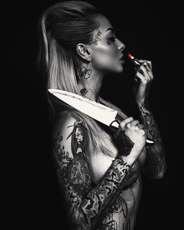 Девушка с ножом