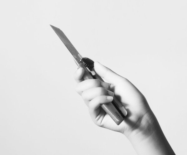 Девушка с ножом