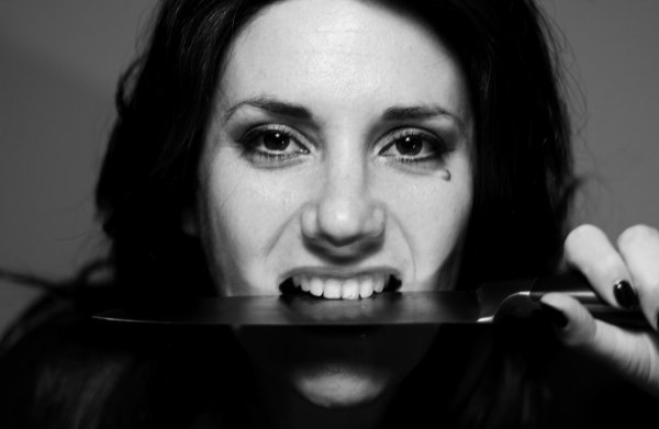 Девушка с ножом