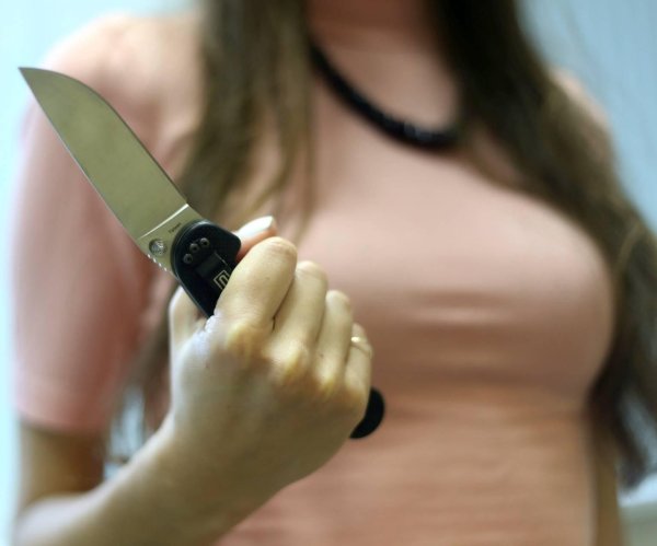 Девушка с ножом