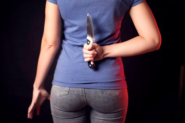 Девушка с ножом