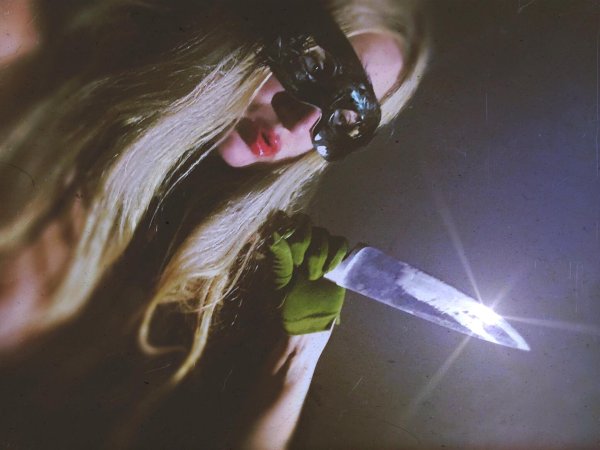 Девушка с ножом