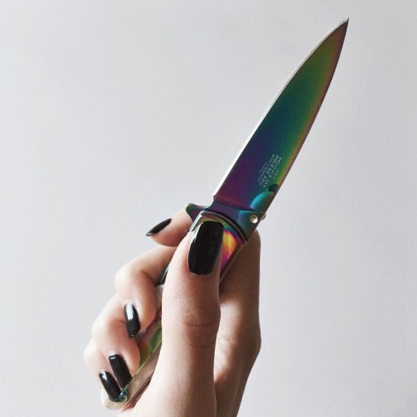 Девушка с ножом