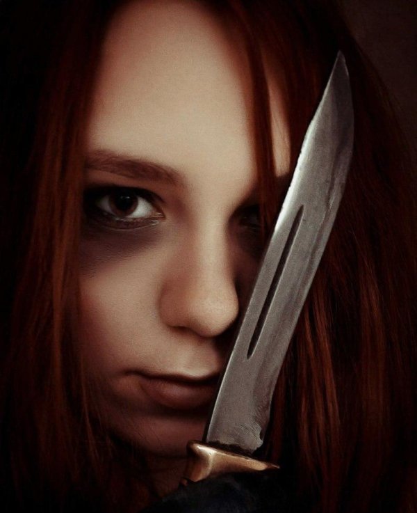 Девушка с ножом