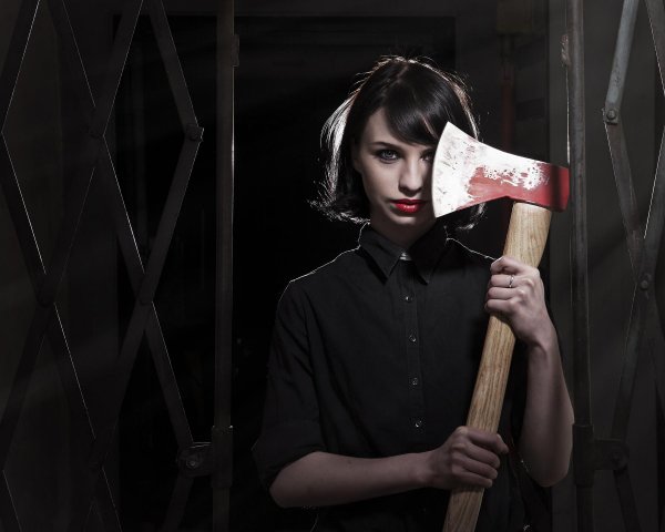 Девушка с ножом