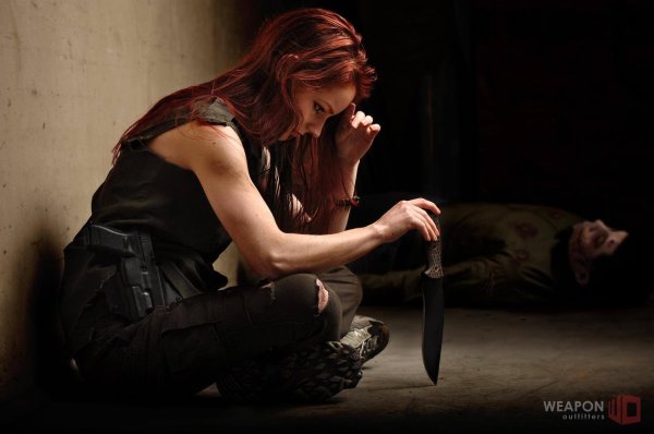 Девушка с ножом