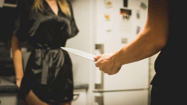 Девушка с ножом