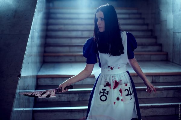 Девушка с ножом