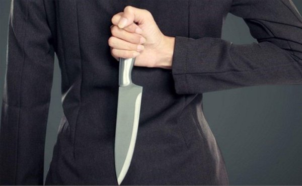 Девушка с ножом