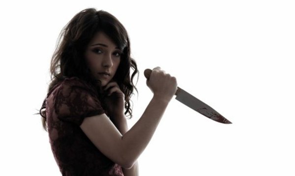 Девушка с ножом