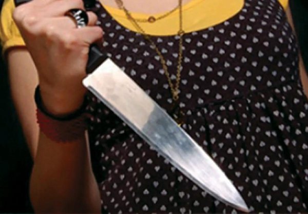 Девушка с ножом