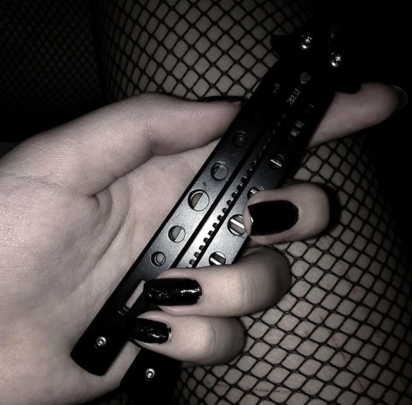 Девушка с ножом