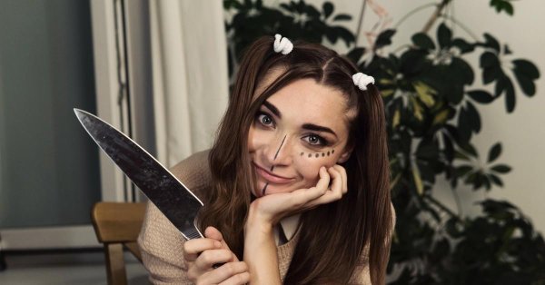 Девушка с ножом