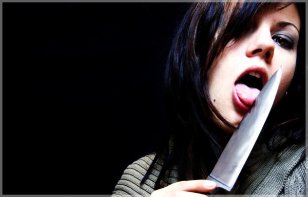 Девушка с ножом