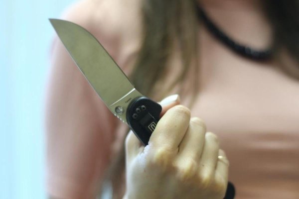 Девушка с ножом