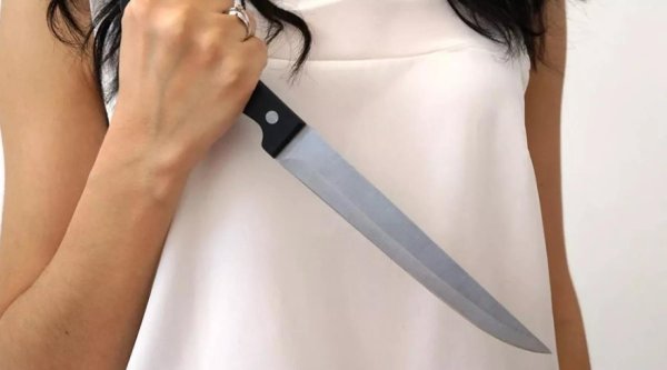 Девушка с ножом