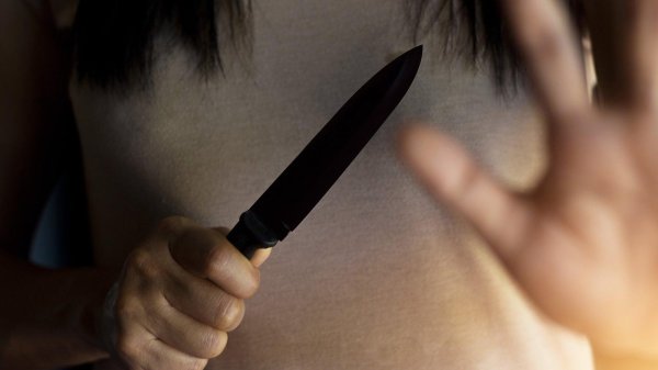 Девушка с ножом