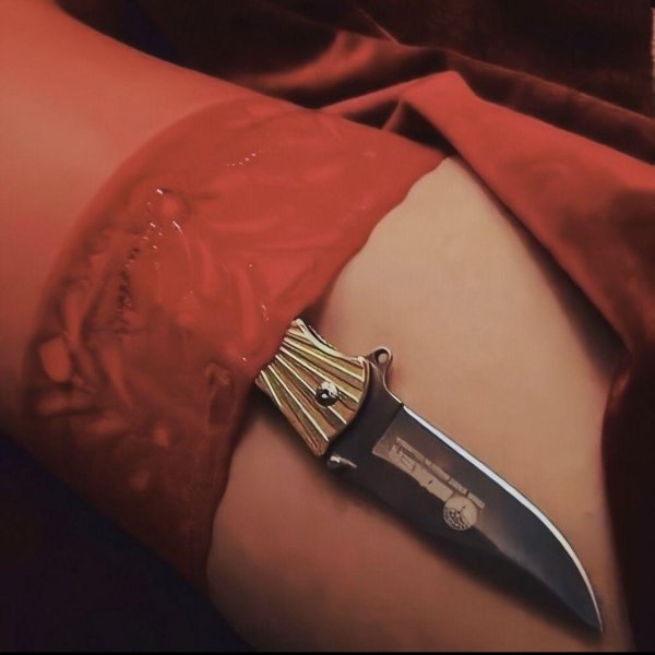 Девушка с ножом