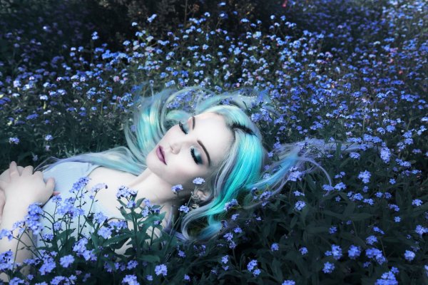 Девушка с незабудками