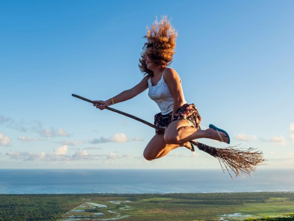 Девушка на метле