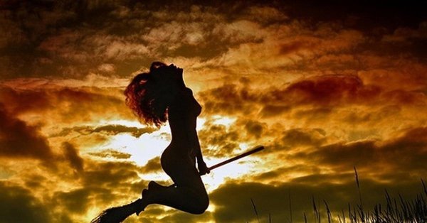 Девушка на метле