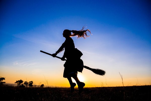 Девушка на метле