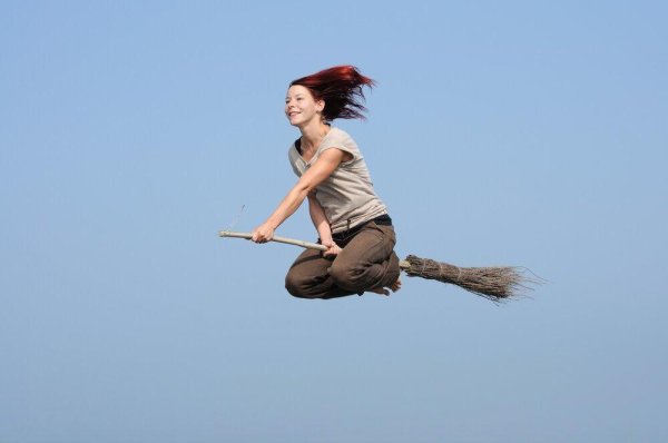 Девушка на метле