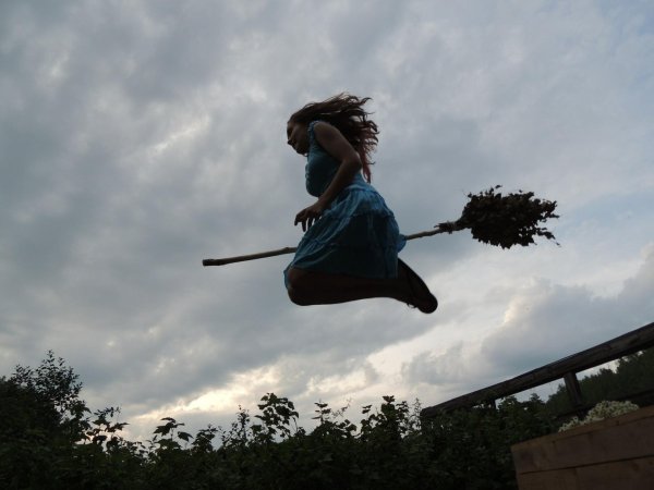 Девушка на метле