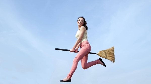 Девушка на метле
