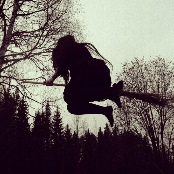 Девушка на метле