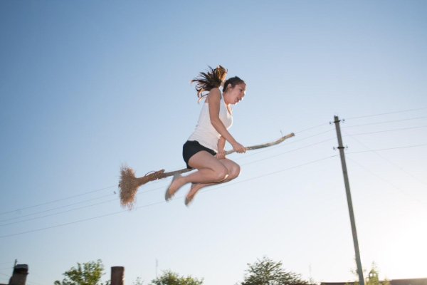 Девушка на метле