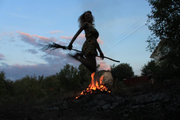 Девушка на метле