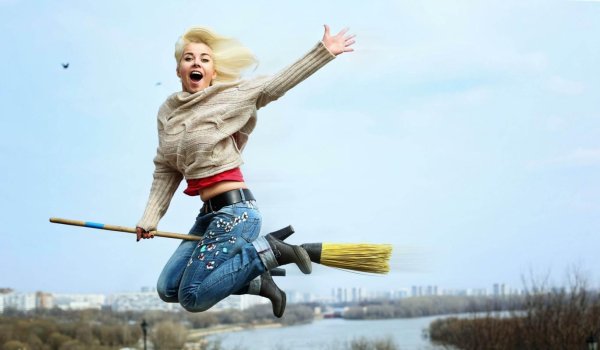 Девушка на метле