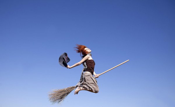Девушка на метле