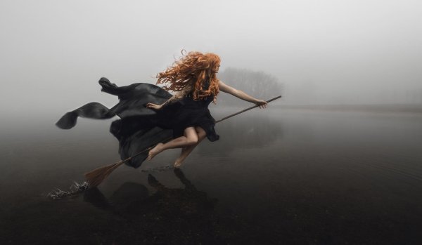 Девушка на метле