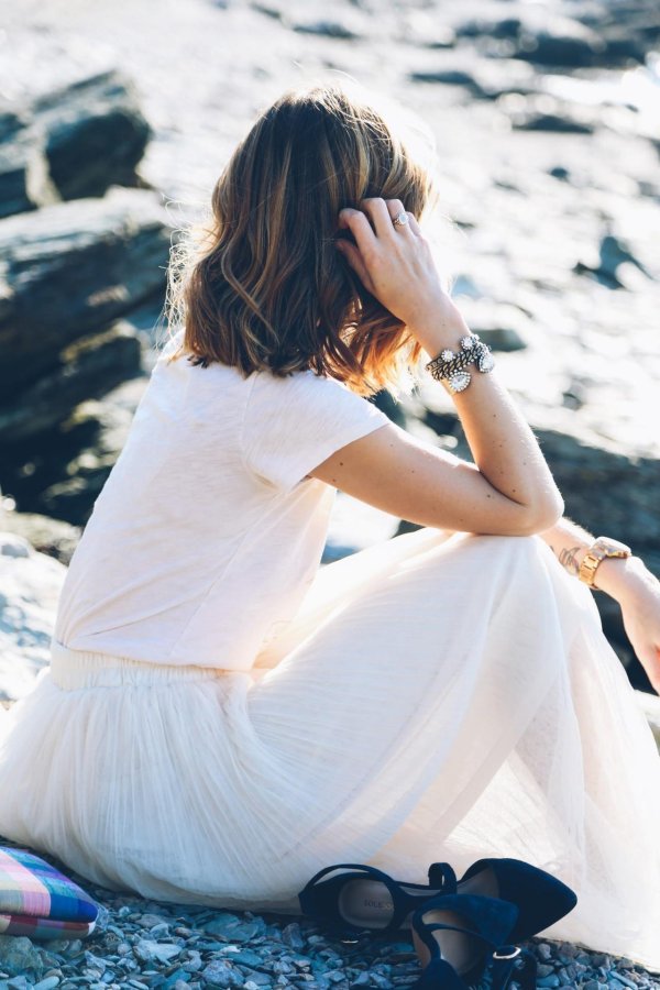 Девушка на спине